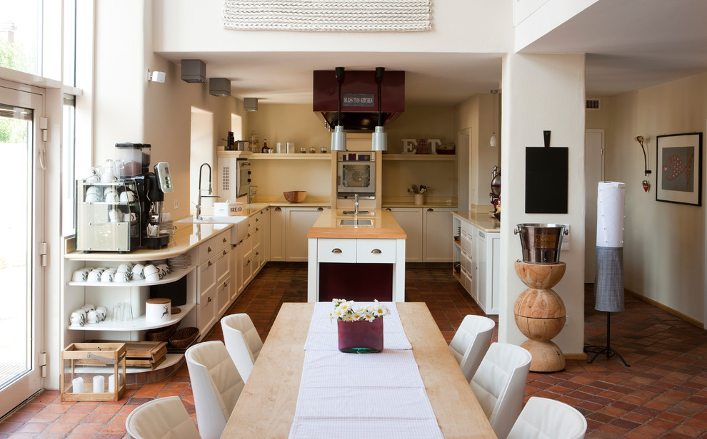 Источник вдохновения для домашнего уюта: большая гостиная-столовая в современном стиле с кирпичным полом, красным полом и белыми стенами без камина