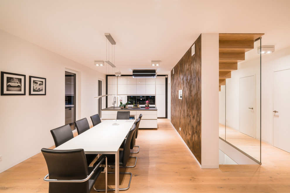 Offenes, Mittelgroßes Modernes Esszimmer ohne Kamin mit weißer Wandfarbe und hellem Holzboden in Frankfurt am Main