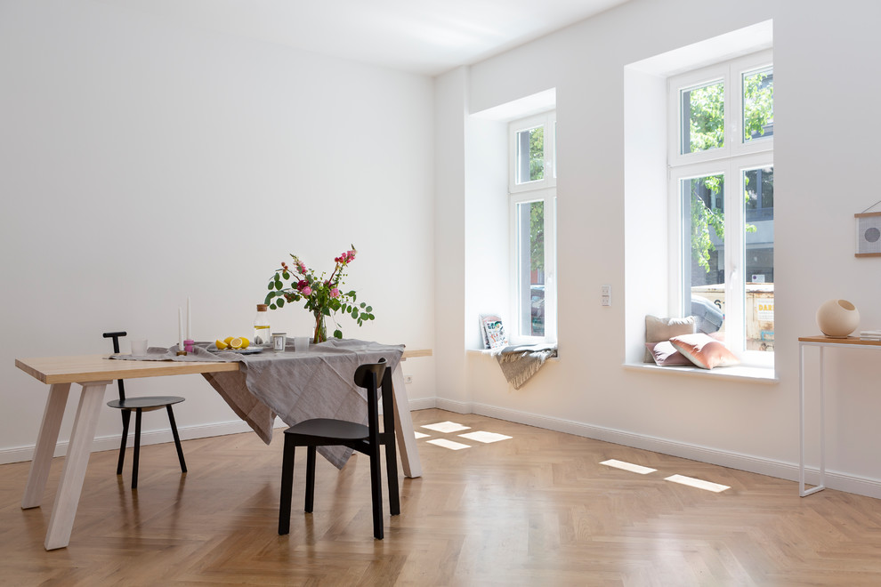 Idee per una sala da pranzo scandinava di medie dimensioni con pavimento in legno massello medio, nessun camino, pareti bianche e pavimento beige