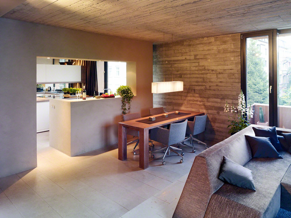 Ispirazione per una sala da pranzo aperta verso il soggiorno minimal di medie dimensioni con pareti grigie, nessun camino e pavimento in legno verniciato