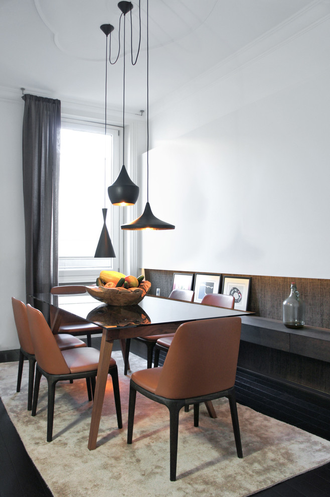 Идея дизайна: столовая в современном стиле с белыми стенами, деревянным полом и черным полом