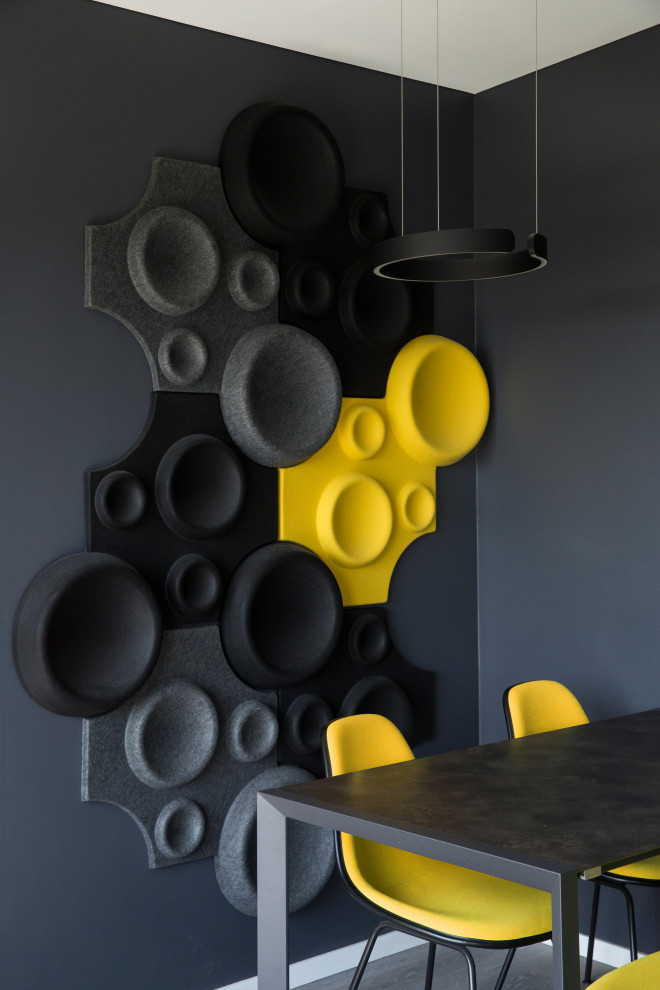 Idee per una sala da pranzo aperta verso il soggiorno design di medie dimensioni con pareti nere, parquet scuro e pavimento grigio