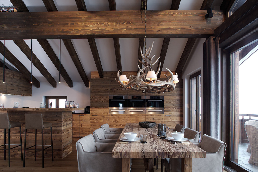 Immagine di una sala da pranzo aperta verso il soggiorno stile rurale con pareti bianche e nessun camino