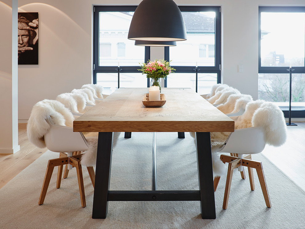 Idee per una sala da pranzo minimal di medie dimensioni con pareti bianche e pavimento in legno massello medio