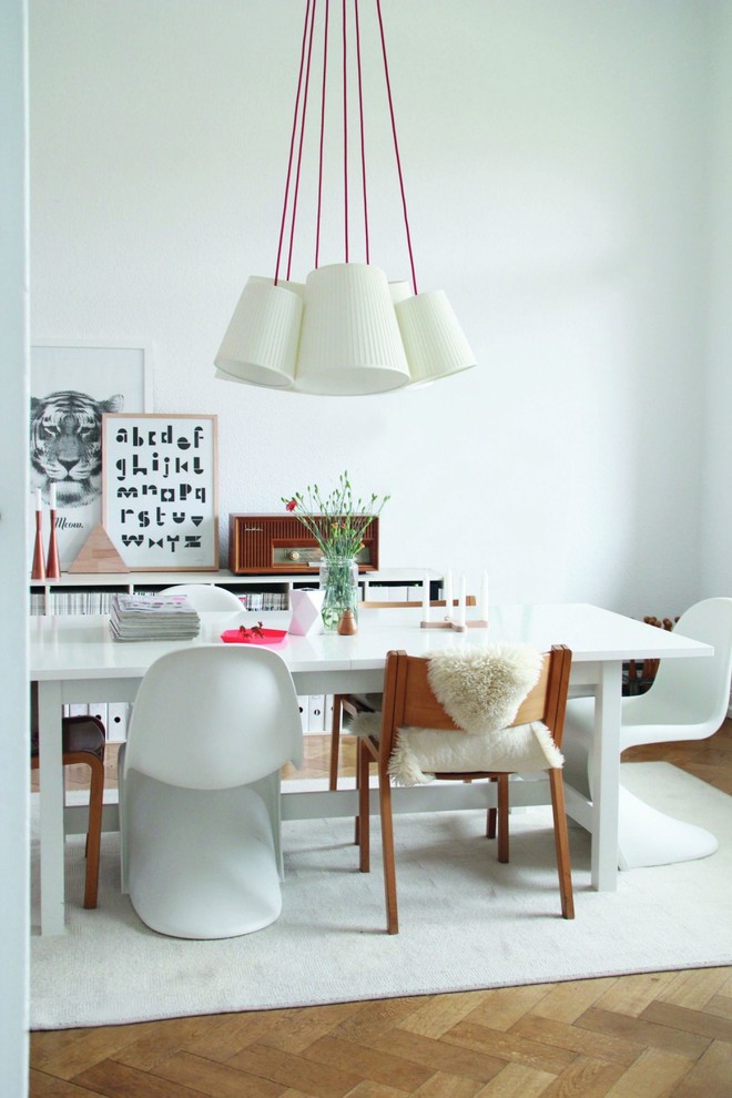 Imagen de comedor ecléctico de tamaño medio con paredes blancas y suelo de madera en tonos medios