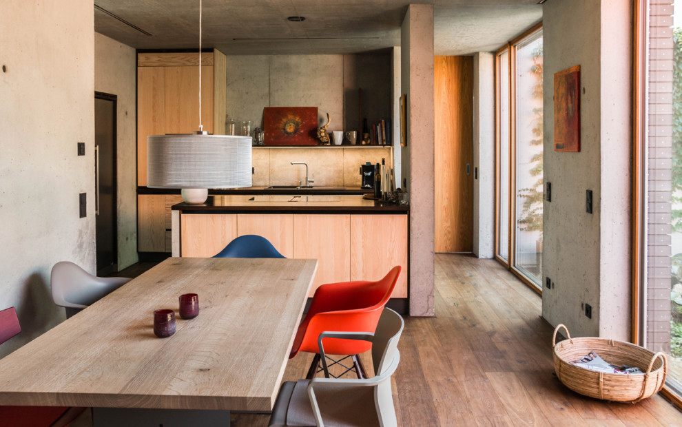 Свежая идея для дизайна: кухня-столовая в современном стиле с серыми стенами, темным паркетным полом и коричневым полом - отличное фото интерьера