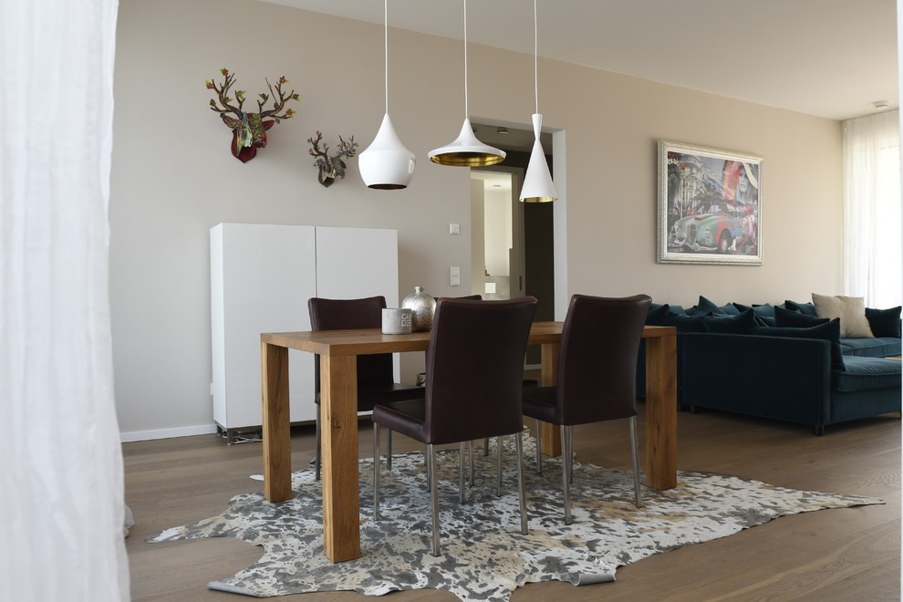 Offenes, Mittelgroßes Modernes Esszimmer ohne Kamin mit beiger Wandfarbe, braunem Holzboden und braunem Boden in Frankfurt am Main