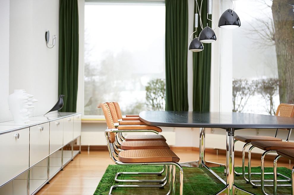 Источник вдохновения для домашнего уюта: столовая в классическом стиле с белыми стенами и светлым паркетным полом