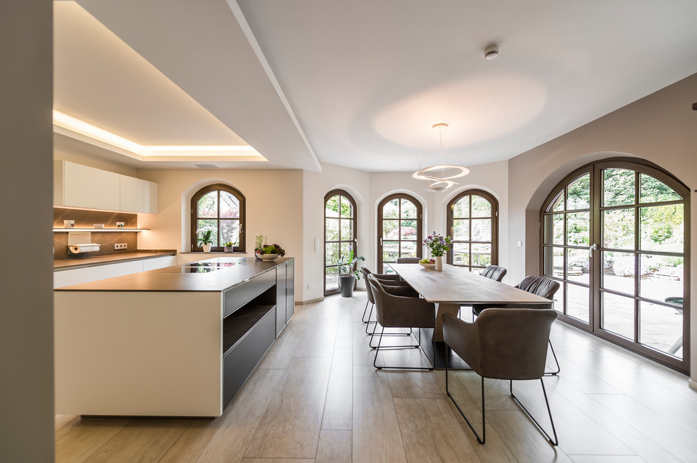 Offene, Große Moderne Küche mit Kalkstein und beigem Boden in Leipzig