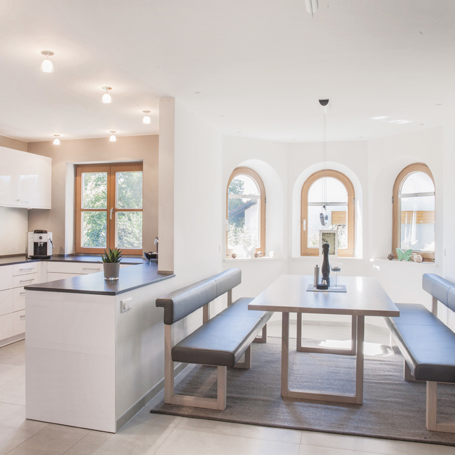 Idee per una sala da pranzo aperta verso la cucina minimal di medie dimensioni con pareti bianche, nessun camino e pavimento beige