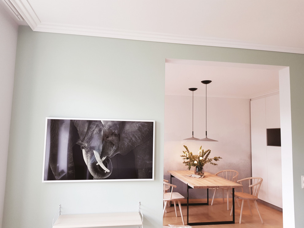 Immagine di una grande sala da pranzo aperta verso il soggiorno design con parquet chiaro e pavimento marrone