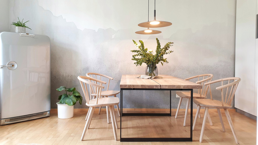 Idee per una grande sala da pranzo aperta verso il soggiorno design con parquet chiaro e pavimento marrone