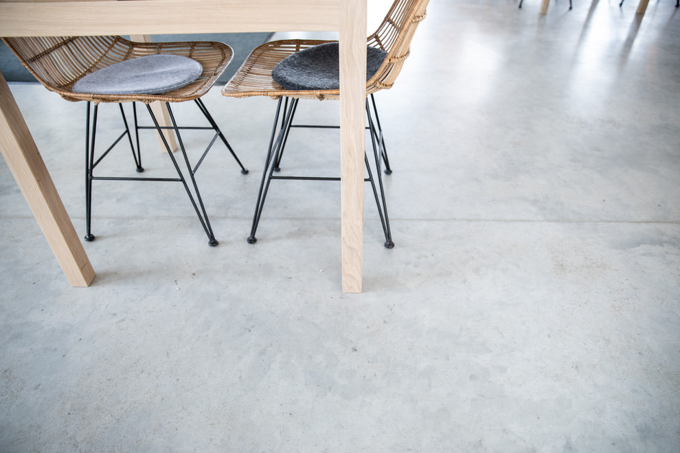 Идея дизайна: столовая в стиле лофт с бетонным полом