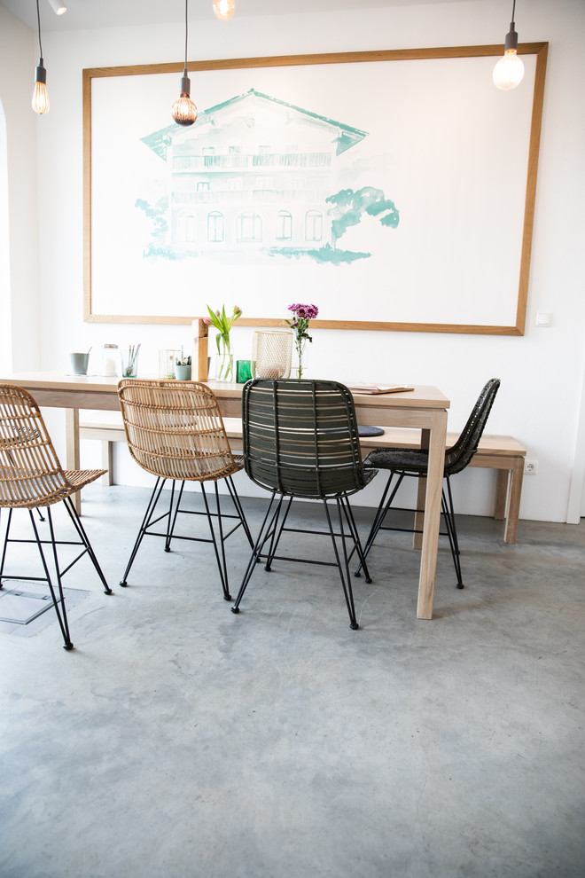 Свежая идея для дизайна: столовая в стиле лофт с бетонным полом - отличное фото интерьера