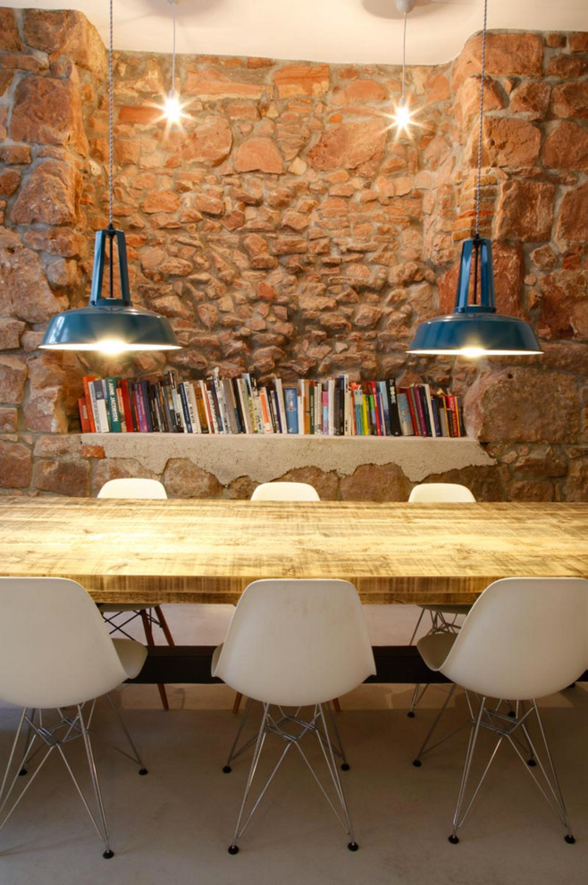 Ispirazione per una sala da pranzo stile rurale di medie dimensioni con pareti marroni