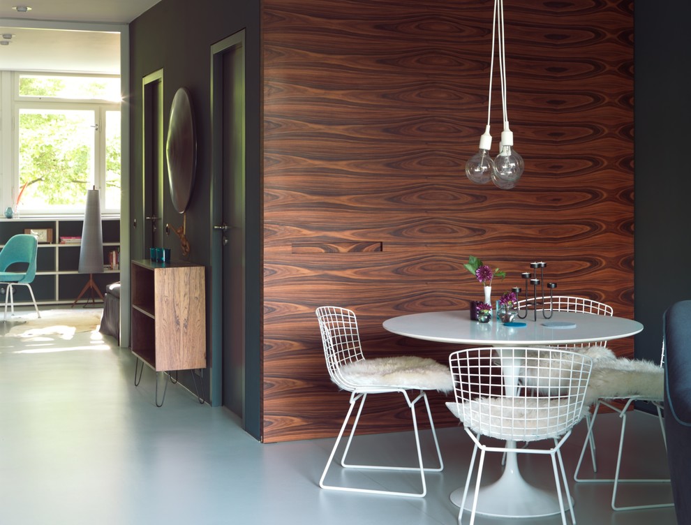 Источник вдохновения для домашнего уюта: кухня-столовая среднего размера в стиле ретро с полом из линолеума, белым полом и синими стенами