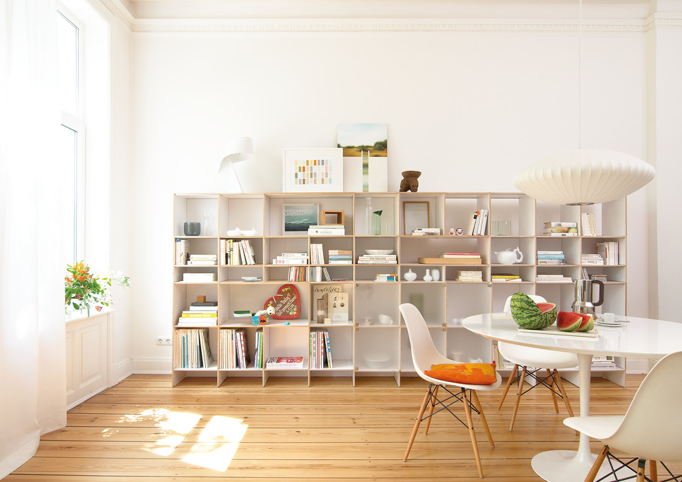 Immagine di una sala da pranzo design con pareti bianche e parquet chiaro