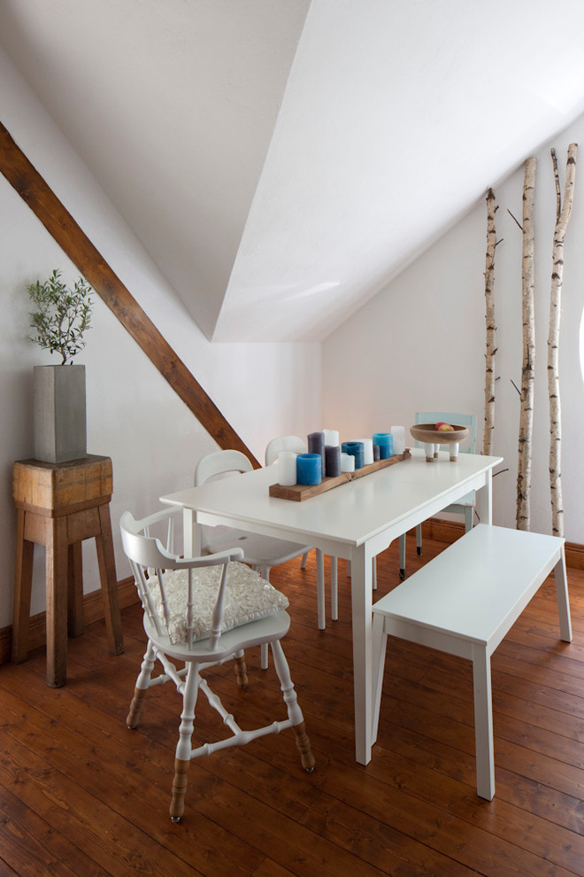 Imagen de comedor rústico con paredes blancas y suelo de madera en tonos medios