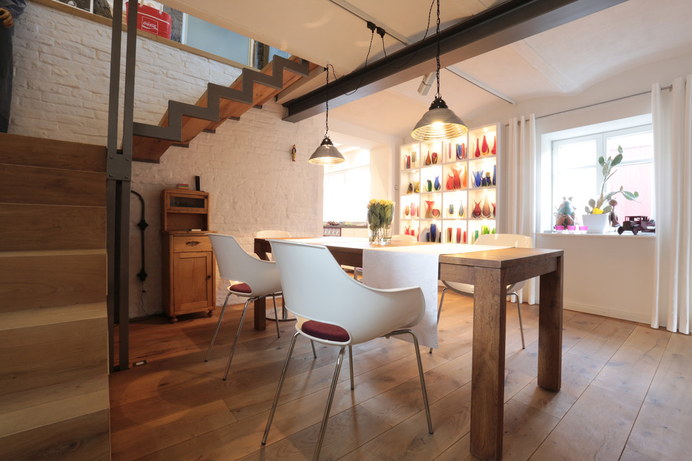 Esempio di una sala da pranzo contemporanea con pavimento in legno massello medio