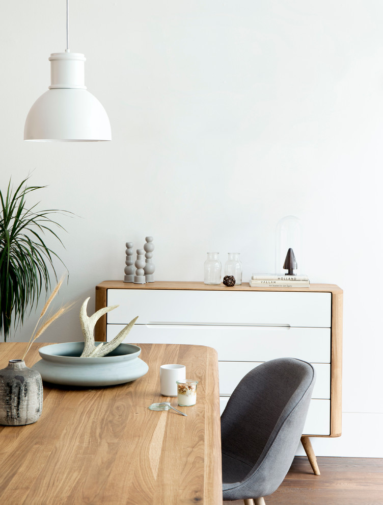 Стильный дизайн: столовая в скандинавском стиле с белыми стенами - последний тренд