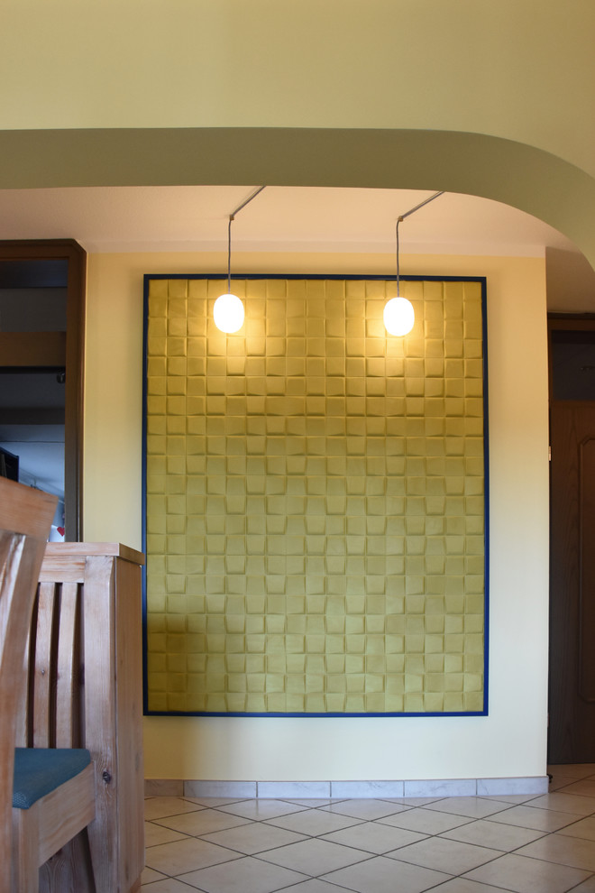 Immagine di una sala da pranzo costiera con pareti gialle, pavimento in gres porcellanato e pavimento grigio