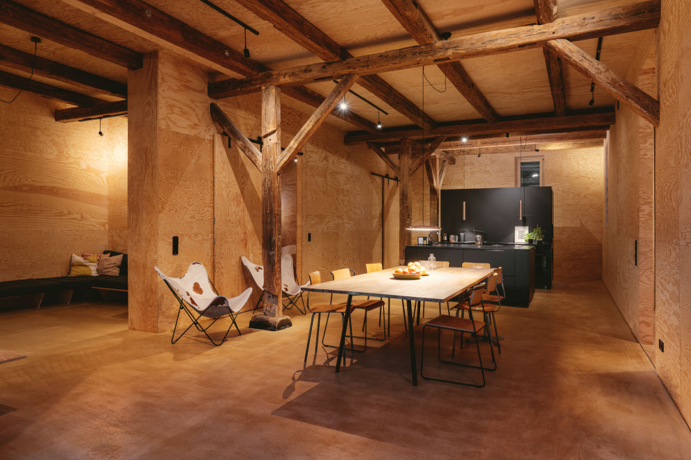 Immagine di una sala da pranzo industriale con pareti marroni e pavimento marrone