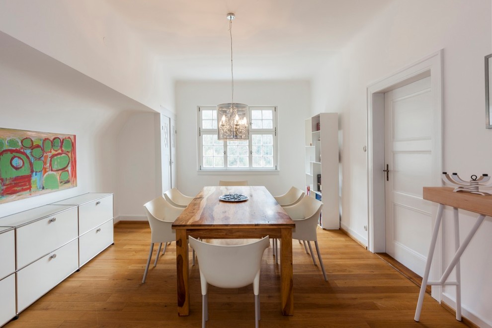 Mittelgroßes Modernes Esszimmer mit weißer Wandfarbe, braunem Holzboden und braunem Boden in Berlin