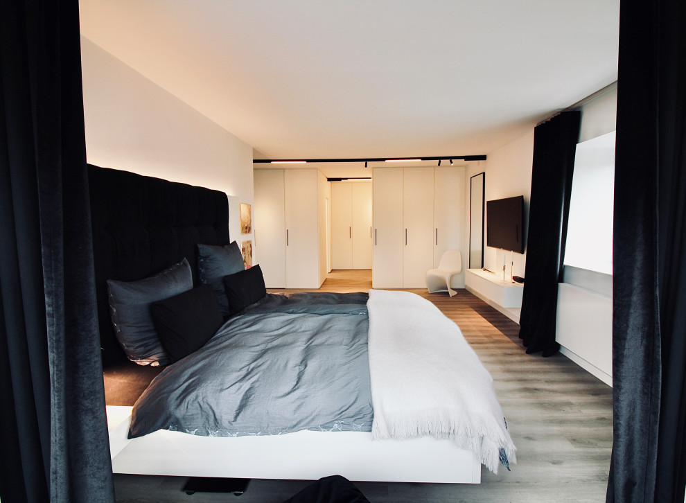 Foto de dormitorio contemporáneo de tamaño medio con paredes blancas