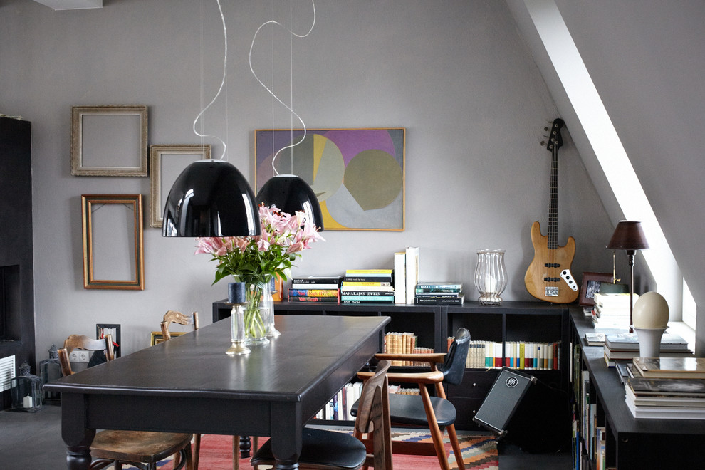 Cette photo montre une petite salle à manger tendance fermée avec un mur blanc, un sol en vinyl et un sol noir.