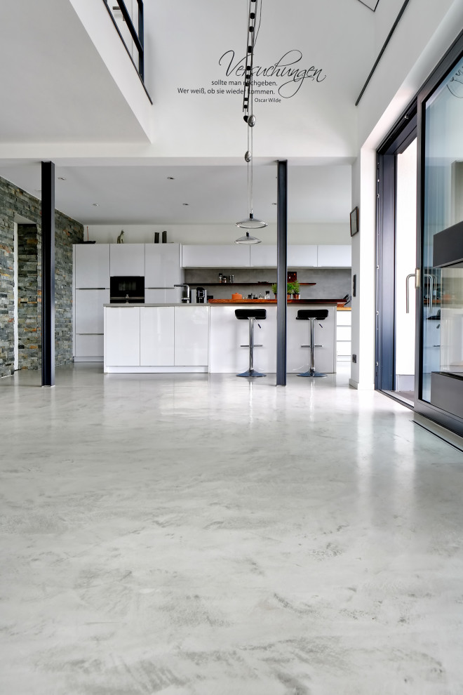 Idéer för en mycket stor modern matplats, med betonggolv och grått golv