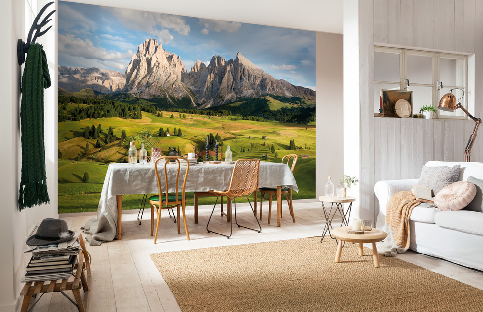 Cette photo montre une salle à manger ouverte sur le salon scandinave avec un mur multicolore et parquet clair.
