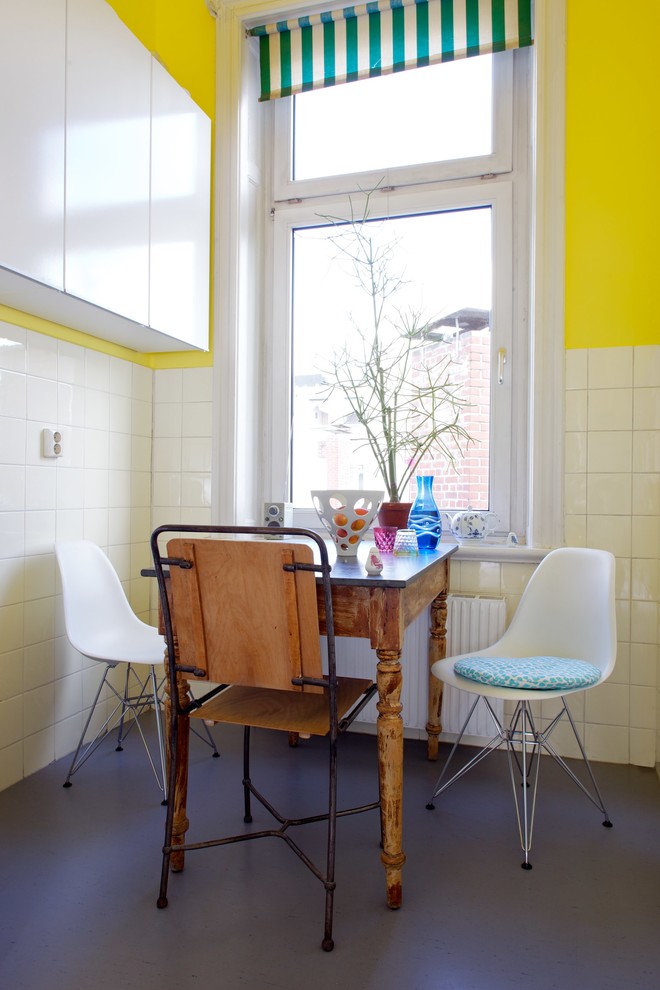 Пример оригинального дизайна: маленькая кухня-столовая в стиле фьюжн с желтыми стенами для на участке и в саду