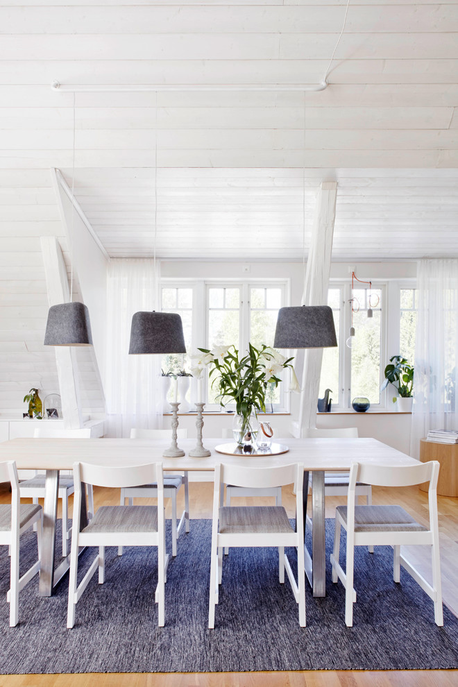Inspiration för skandinaviska matplatser, med vita väggar och ljust trägolv