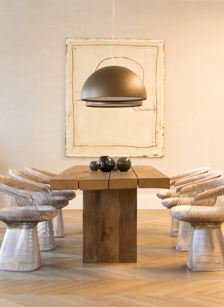Idee per una sala da pranzo minimal con pareti beige e pavimento in legno massello medio