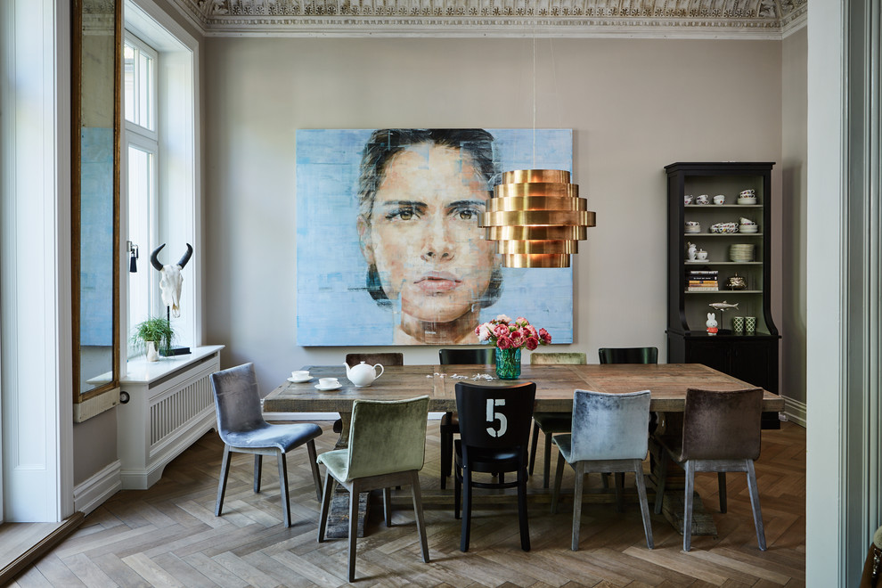 Medium sized contemporary enclosed dining room in Hamburg with beige walls, painted wood flooring, grey floors and no fireplace.
