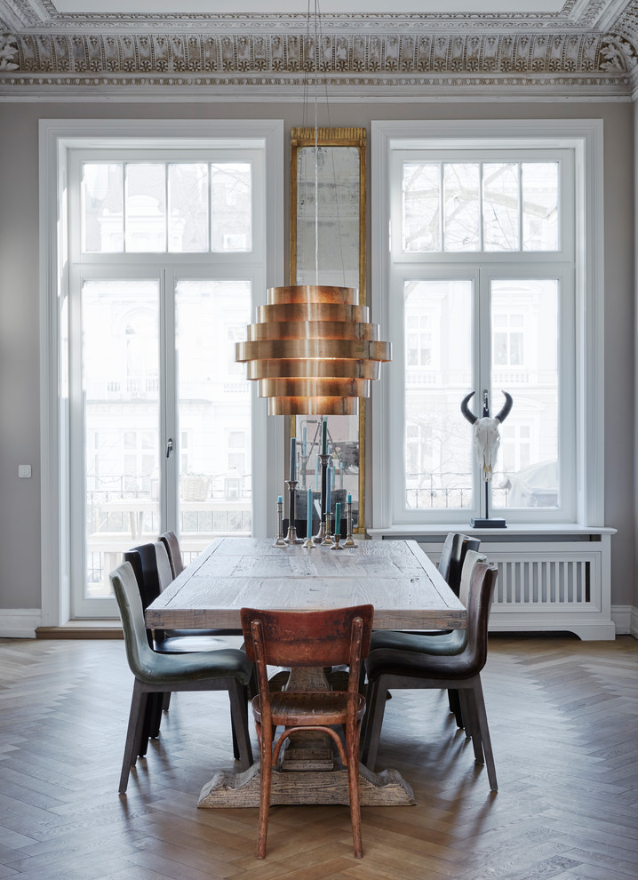 Пример оригинального дизайна: отдельная столовая среднего размера в стиле фьюжн с бежевыми стенами, деревянным полом и коричневым полом без камина