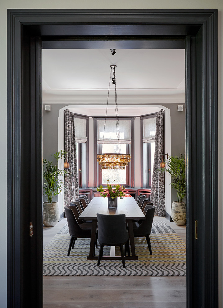 Стильный дизайн: отдельная столовая в стиле неоклассика (современная классика) с серыми стенами и коричневым полом - последний тренд