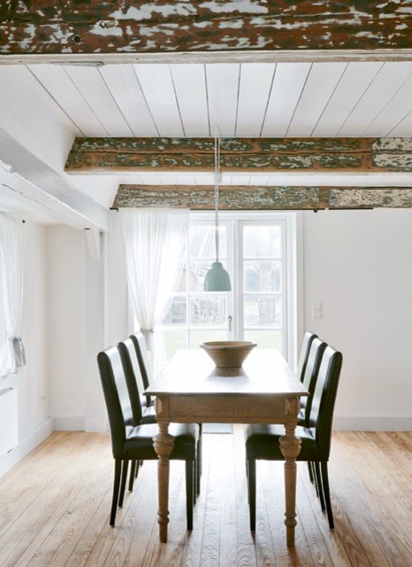 Imagen de comedor de estilo de casa de campo con paredes blancas y suelo de madera en tonos medios