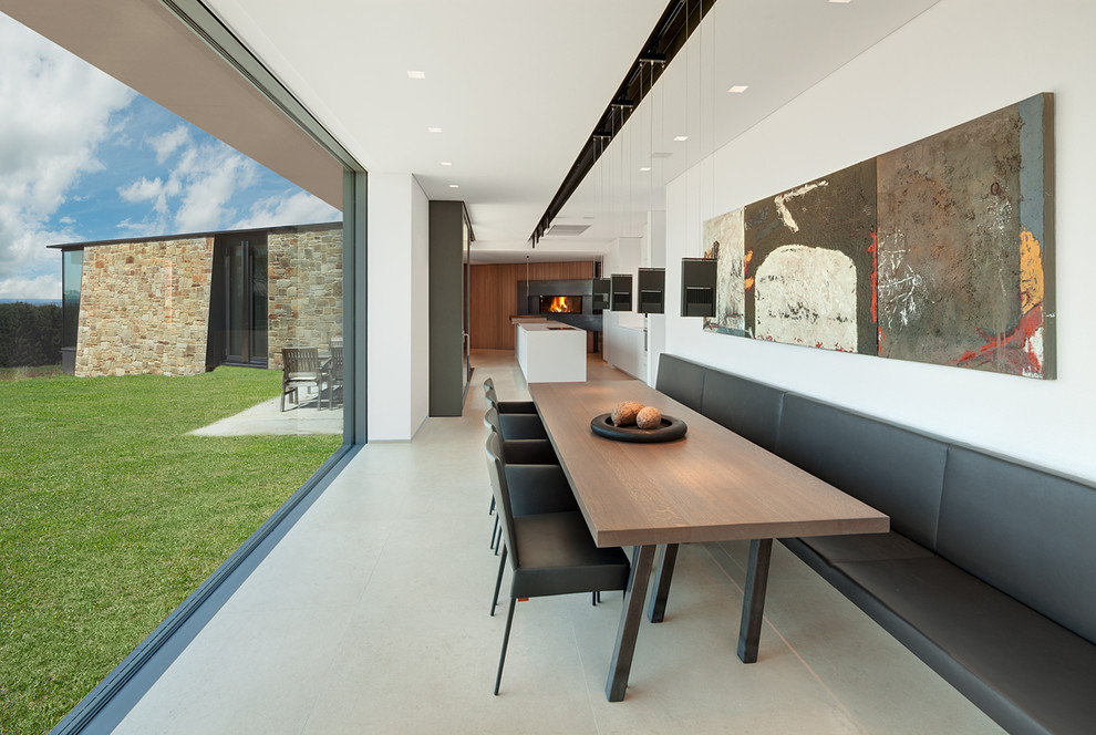 Стильный дизайн: большая гостиная-столовая в классическом стиле с белыми стенами и полом из линолеума - последний тренд