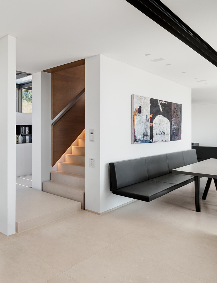 Foto di una grande sala da pranzo minimal con pareti bianche e pavimento in linoleum