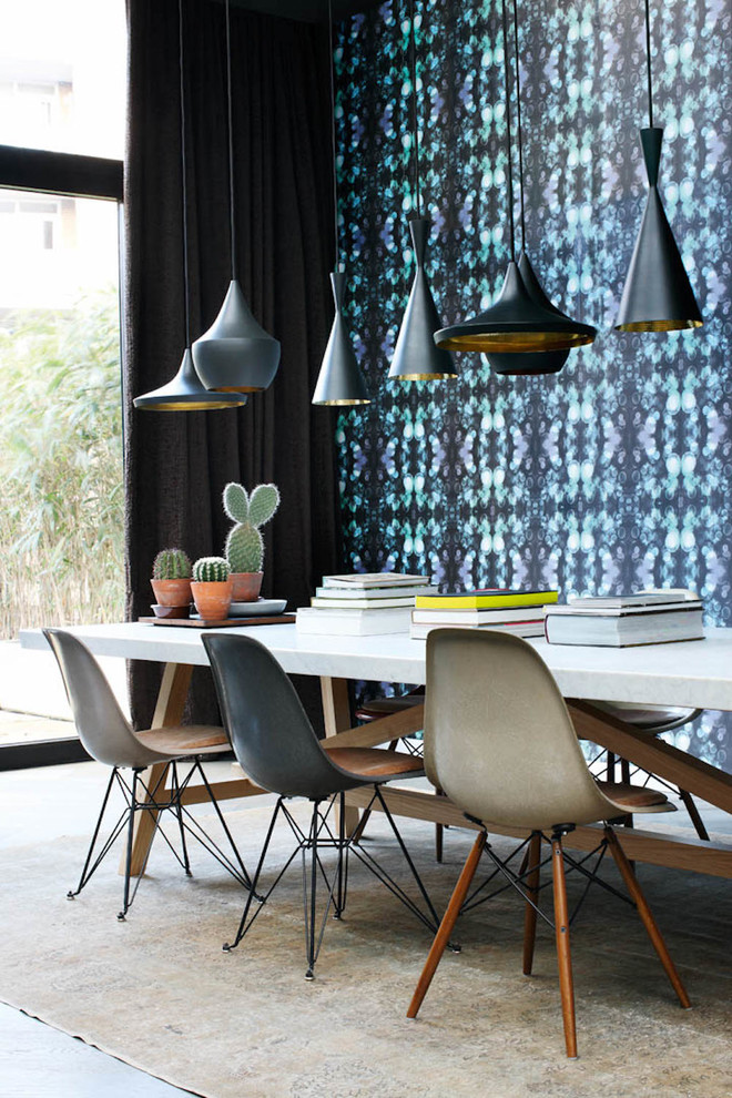 Свежая идея для дизайна: отдельная столовая среднего размера в современном стиле с синими стенами, серым полом и бетонным полом без камина - отличное фото интерьера
