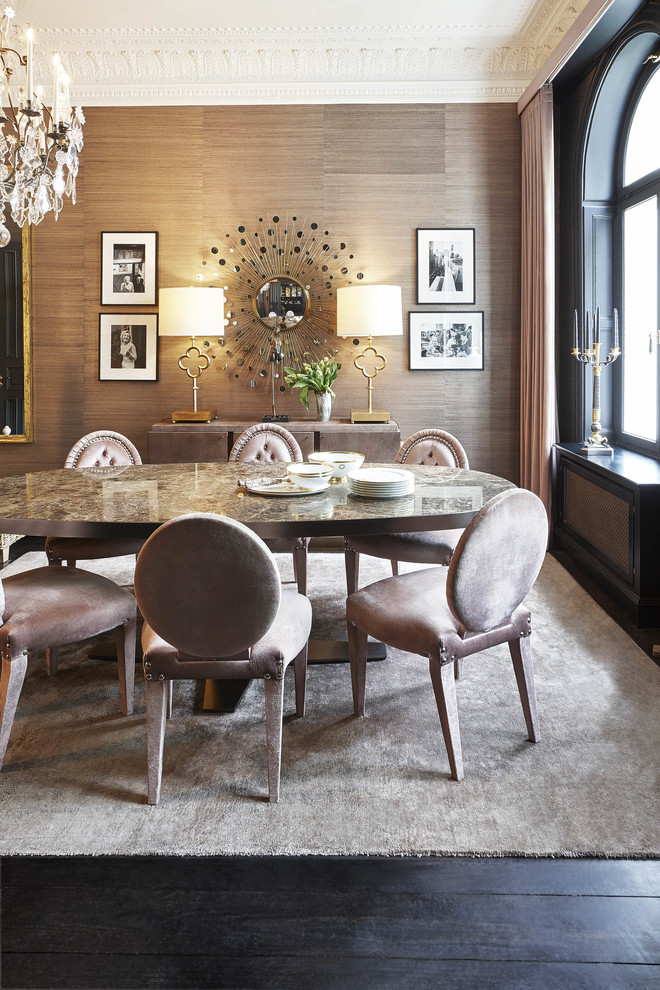 Стильный дизайн: столовая среднего размера в стиле ретро с коричневыми стенами, деревянным полом и черным полом - последний тренд