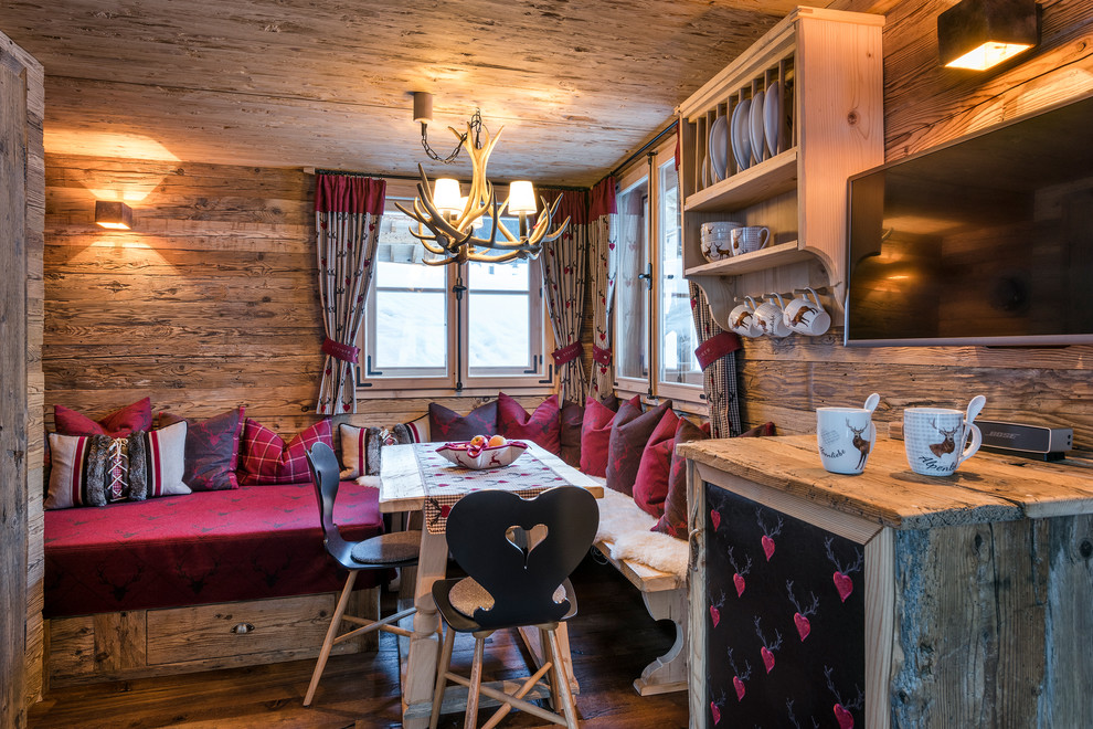 Esempio di una piccola sala da pranzo stile rurale con pareti beige e parquet scuro