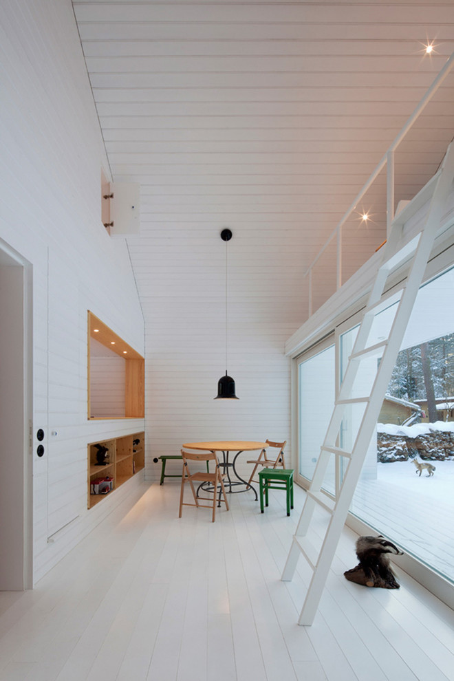 Inspiration pour une salle à manger ouverte sur le salon design de taille moyenne avec un mur blanc, parquet clair et aucune cheminée.