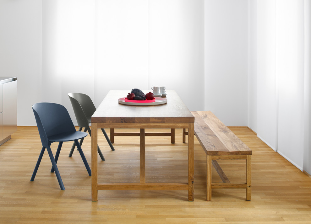 Idee per una sala da pranzo design con pavimento in legno massello medio