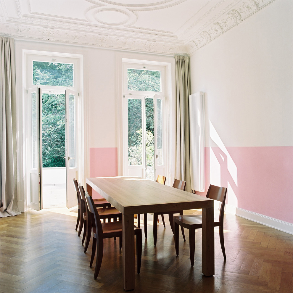 Свежая идея для дизайна: отдельная столовая в классическом стиле с розовыми стенами и паркетным полом среднего тона без камина - отличное фото интерьера