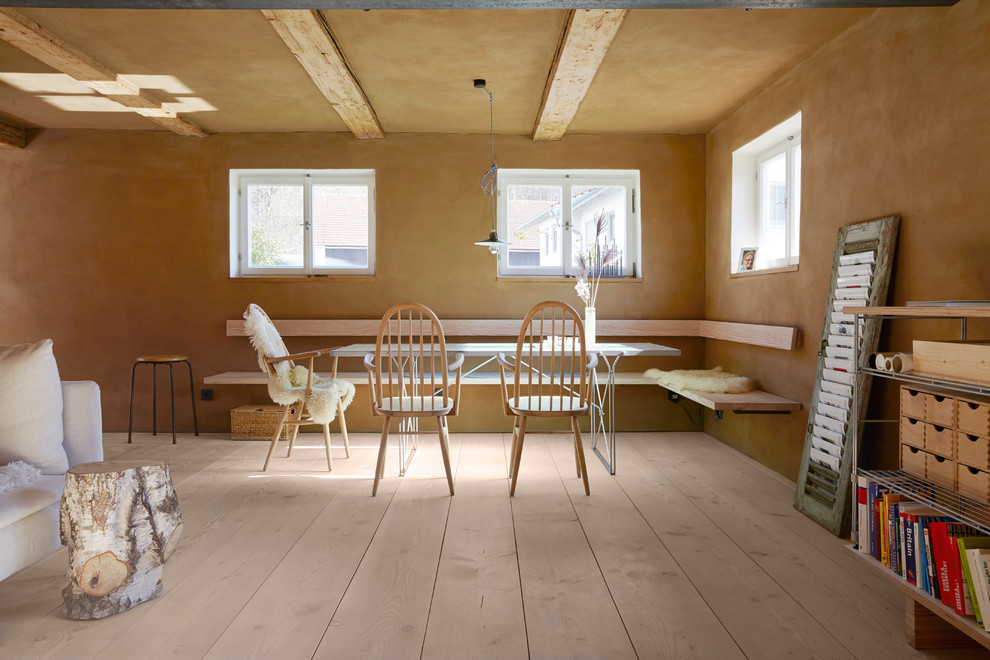 На фото: столовая среднего размера в стиле кантри с коричневыми стенами и светлым паркетным полом с