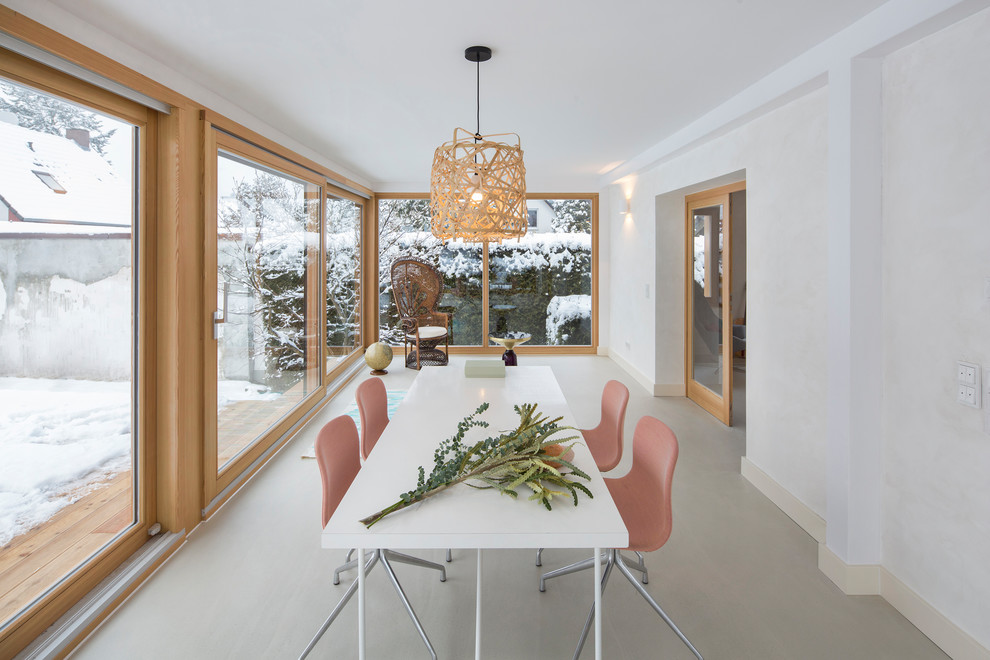 Imagen de comedor nórdico de tamaño medio abierto con paredes blancas, estufa de leña y suelo blanco