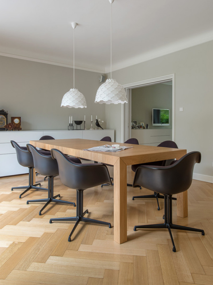 Modernes Esszimmer mit grauer Wandfarbe, hellem Holzboden und beigem Boden in Hamburg