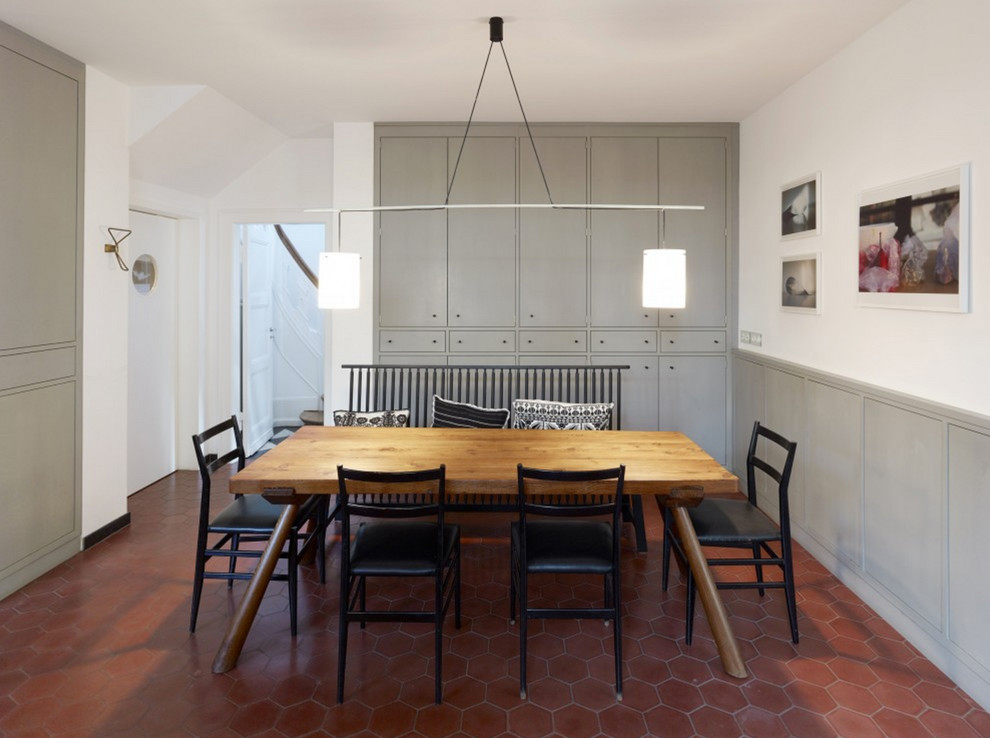 Landhausstil Wohnküche ohne Kamin mit grauer Wandfarbe in München